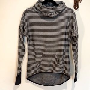 THUMBHOLES! MPG athletic top. Grey. EUC. XS.